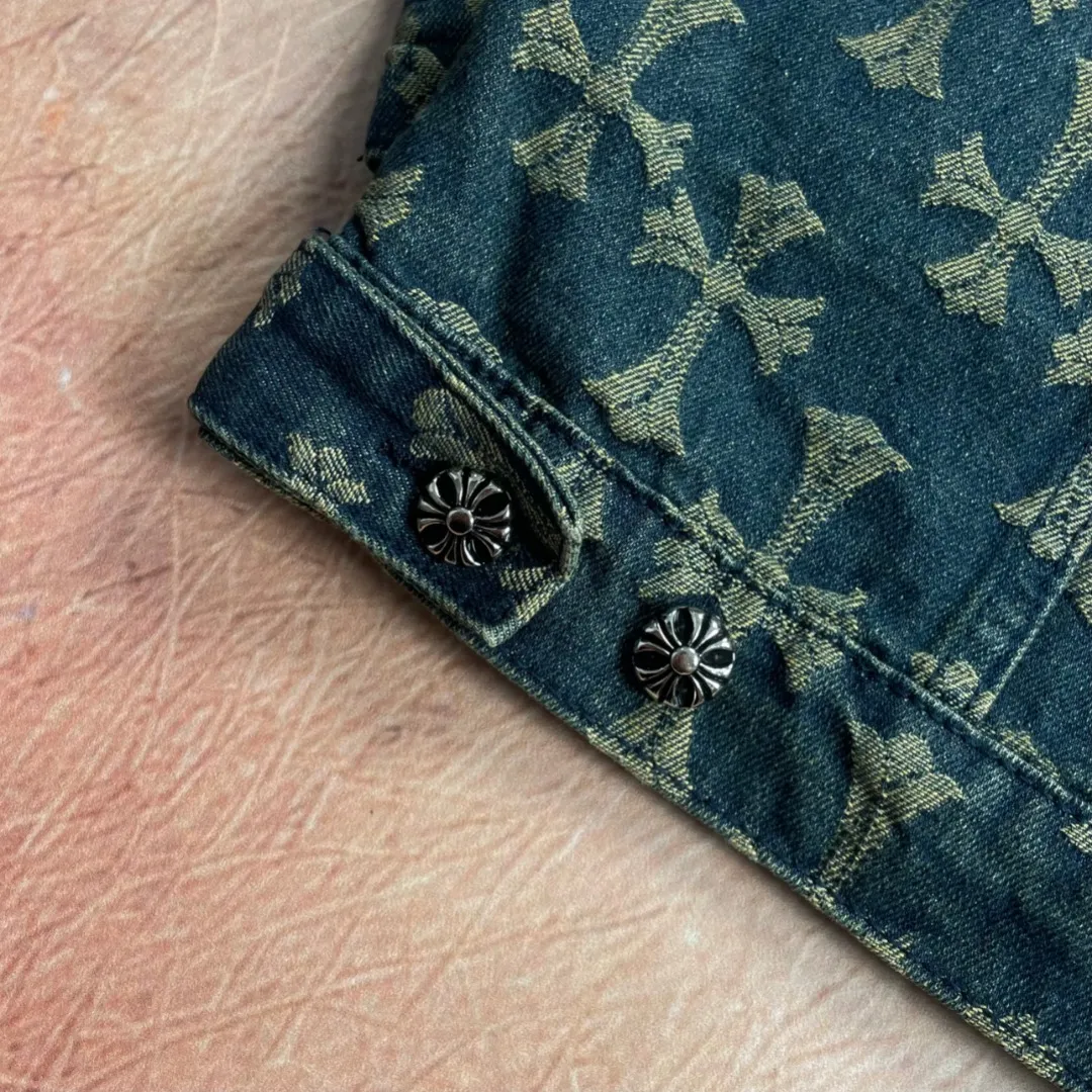 🅿️270 🔘Model No.-KL312 🔘Cro Heart𝐂𝐡𝐫𝐨𝐦𝐞 𝐇𝐞𝐚𝐫𝐭 CH All-over Printed Jacquard Denim Jacket* 2024 Autumn's original work - Cross-printed denim jacket, reconstructing the trend aesthetics with iconic symbols. The all-over dark yellow cross LOGO has been digitally printed and dyed with high precision, and is well-proportioned to release the brand's genes, breaking the monotonous pattern of traditional denim and interpreting low-key luxury. We select 100% denim cotton with heavy-weight thick yarn, and use a special washing process to create a crisp silhouette, taking into account the stiff texture and skin-friendly breathability. The silver buckle on the lapel is inlaid with the exclusive Sanskrit logo, and the custom hardware has undergone multiple polishing treatments, showing precision craftsmanship when opening and closing. The dropped shoulder cut is suitable for various body shapes, and the same design for couples achieves a common style. The quality is fully certified by three standards, which is different from the replica version on the market. From the wiring density to the printing and dyeing fastness, it all reaches professional standards. Wear a knitted sweater inside to create an urban yuppie style, and layer a sweatshirt to unlock street coolness. It is versatile and suitable for all seasons, and injects a pioneering attitude into high-end wear.  Size: S M L XL (46.48.50.52) Color: Blue